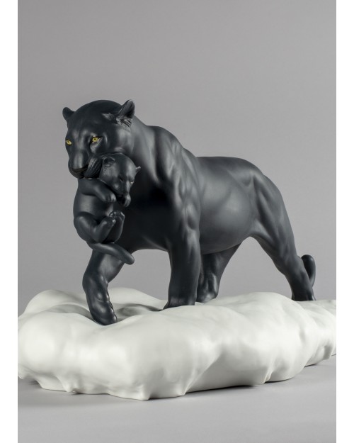 Скульптура "Черная пантера с детенышем"
