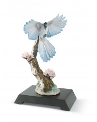 Скульптура с птицей