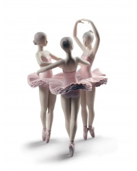 фигурка трех танцовщиц в позе балета