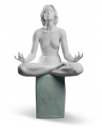 Статуэтка медитативной женщины