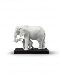 Скульптура "Идущие в путь слоны"
